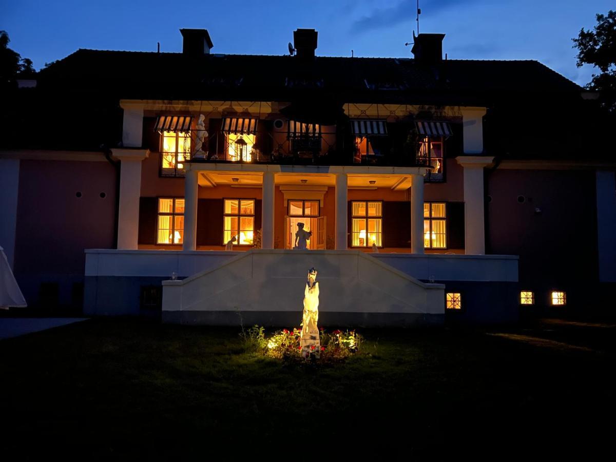 Herrgards Hotell Gyllene Haesten Вестервик Экстерьер фото
